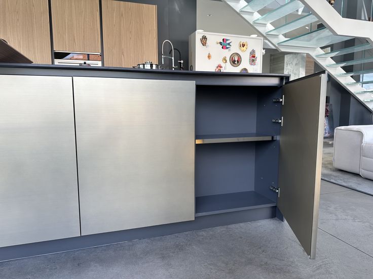 Valdesign, cucina Logica L90 con isola Prosecco con top Laminam Noir Desire