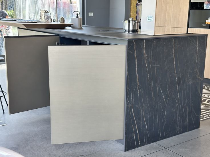 Valdesign, cucina Logica L90 con isola Prosecco con top Laminam Noir Desire