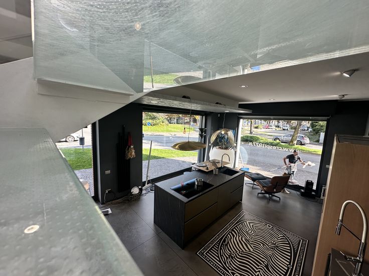 Valdesign, cucina Logica L90 con isola Prosecco con top Laminam Noir Desire