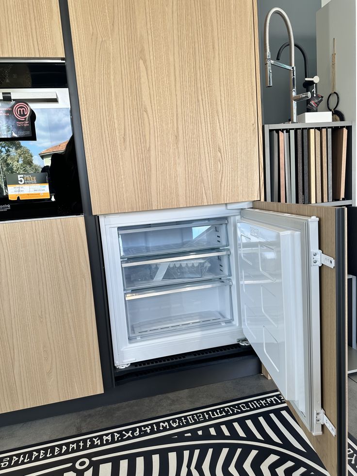 Valdesign, cucina Logica L90 con isola Prosecco con top Laminam Noir Desire