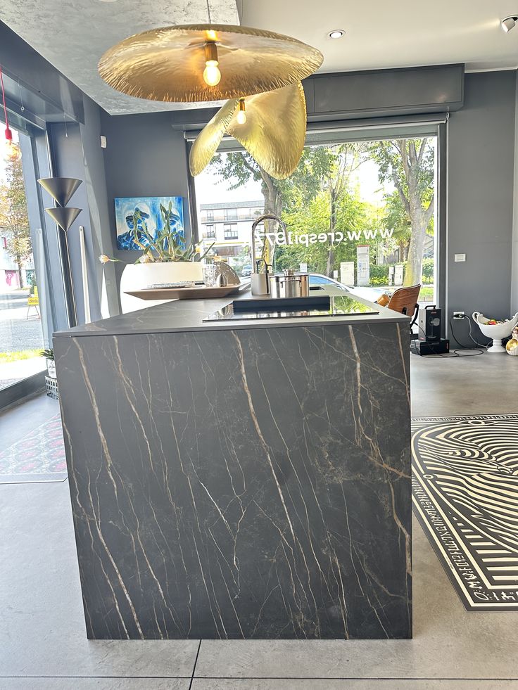 Valdesign, cucina Logica L90 con isola Prosecco con top Laminam Noir Desire