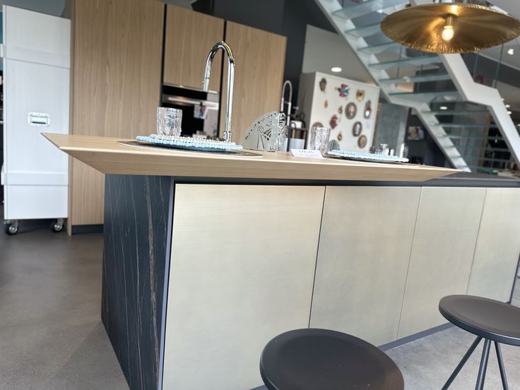 Valdesign, cucina Logica L90 con isola Prosecco con top Laminam Noir Desire