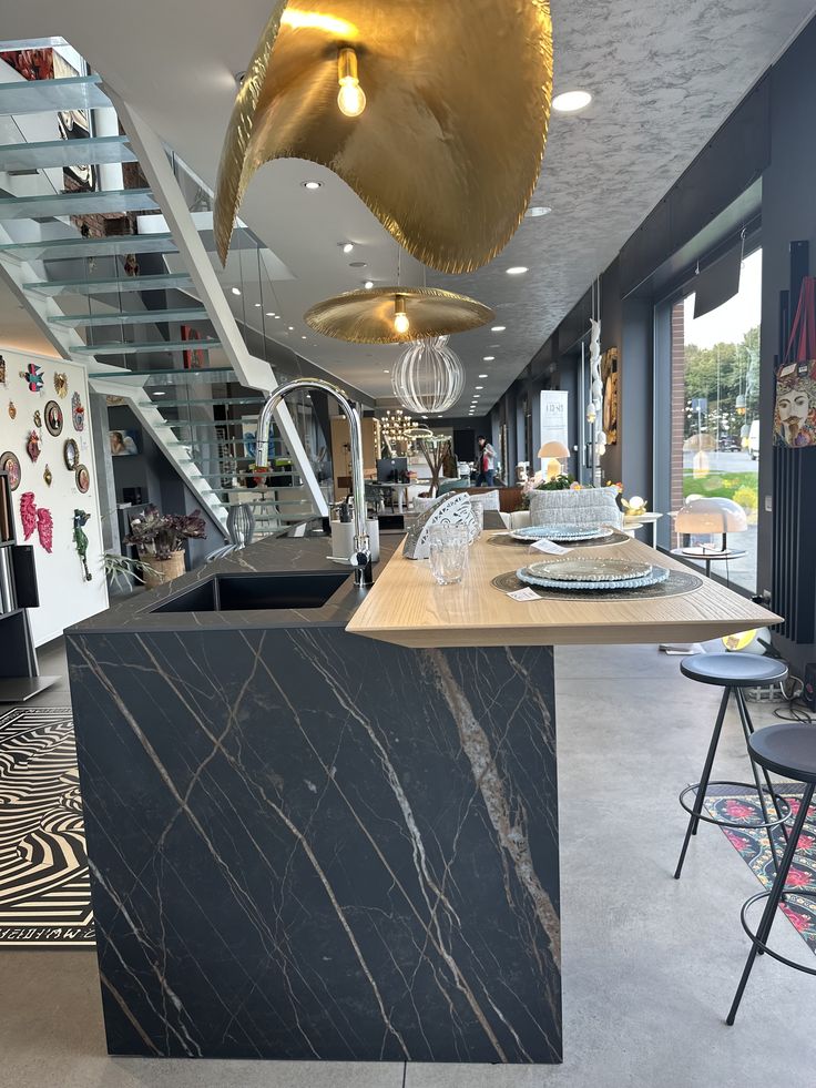 Valdesign, cucina Logica L90 con isola Prosecco con top Laminam Noir Desire