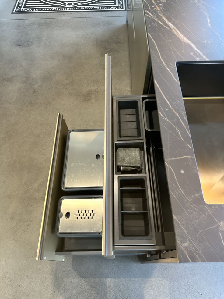 Valdesign, cucina Logica L90 con isola Prosecco con top Laminam Noir Desire