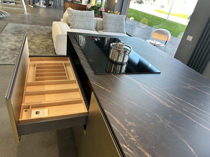 Valdesign, cucina Logica L90 con isola Prosecco con top Laminam Noir Desire