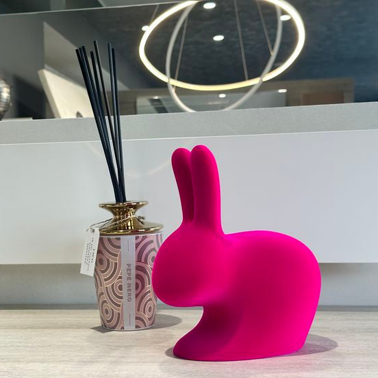 Qeeboo, Rabbit Xs Bookend, il coniglio di velluto fucsia