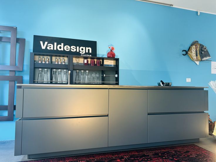 Valdesign, cucina Logica L0 con colonna attrezzata e top in acciaio