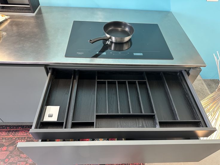 Valdesign, cucina Logica L0 con colonna attrezzata e top in acciaio