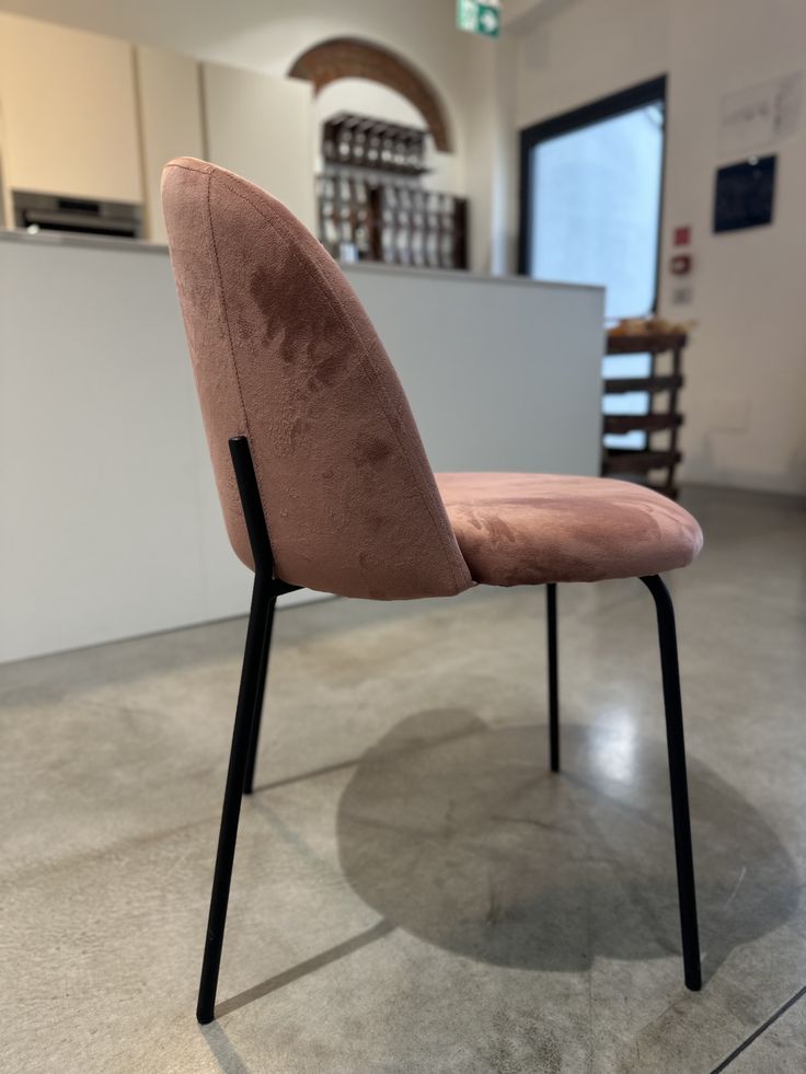 Enzo De Gasperi, set 4 sedie Puzzle velluto rosa e gambe metallo nero, h80x49x55