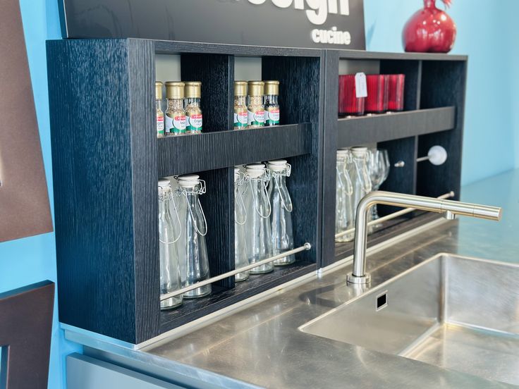 Valdesign, cucina Logica L0 con colonna attrezzata e top in acciaio