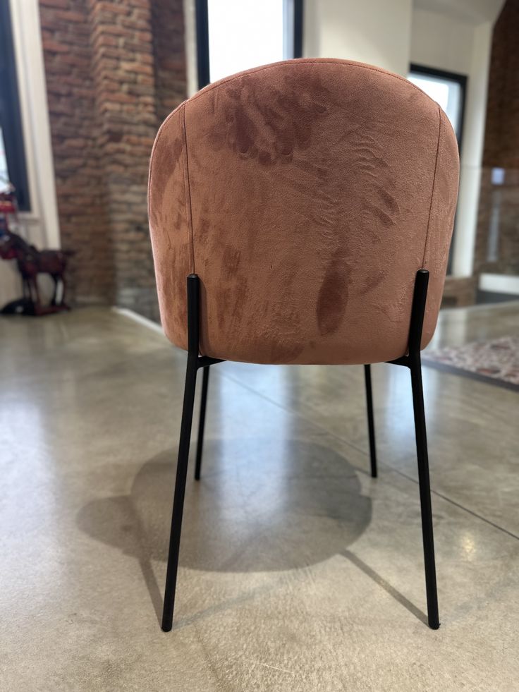 Enzo De Gasperi, set 4 sedie Puzzle velluto rosa e gambe metallo nero, h80x49x55