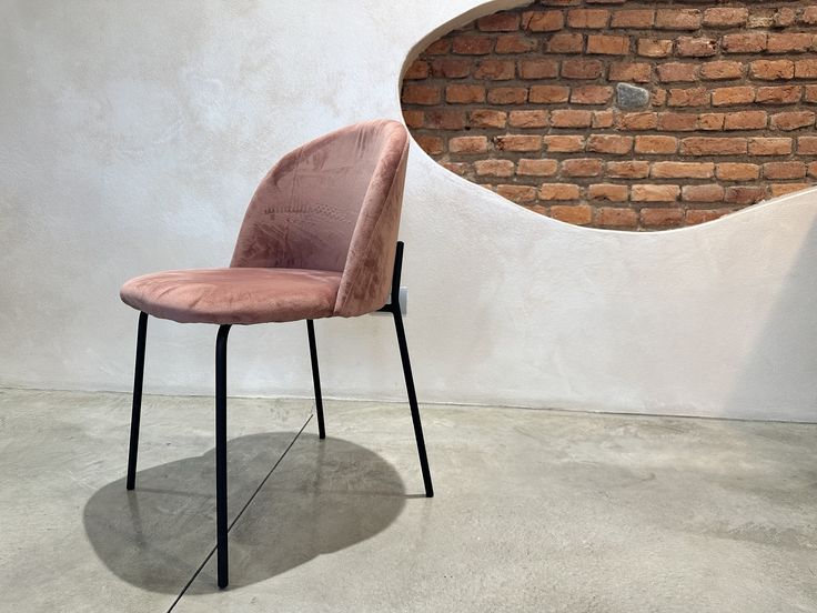 Enzo De Gasperi, set 4 sedie Puzzle velluto rosa e gambe metallo nero, h80x49x55