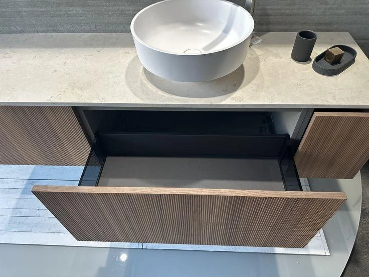 Casabath, mobile lavabo XS dogato noce walnut, top marmo cresma di luna e lavabo in appoggio in Monolith