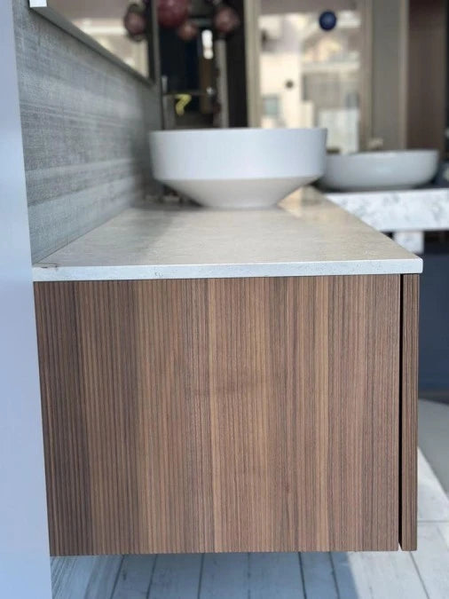 Casabath, mobile lavabo XS dogato noce walnut, top marmo cresma di luna e lavabo in appoggio in Monolith