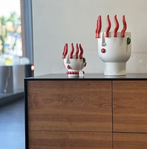 Patrizia Italiano, Vaso scultura siciliano testa Ifigenia la piccolina con peperoncini fatto a mano in ceramica