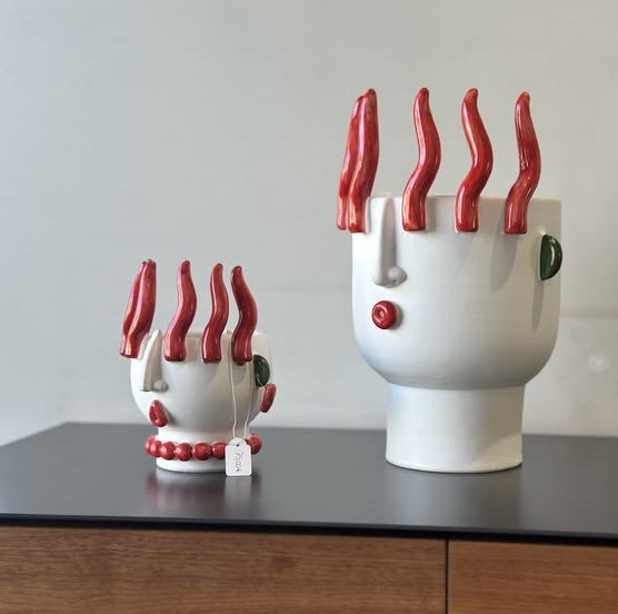 Patrizia Italiano, Vaso scultura siciliano testa Ifigenia la piccolina con peperoncini fatto a mano in ceramica