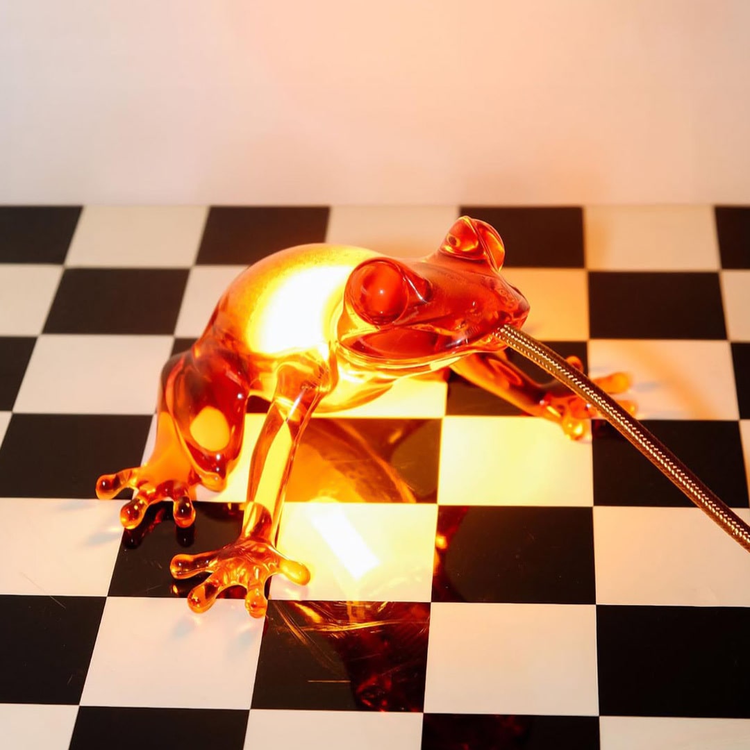 Qeeboo, lampada da tavolo/parete Hungry Frog Ambra con cavo