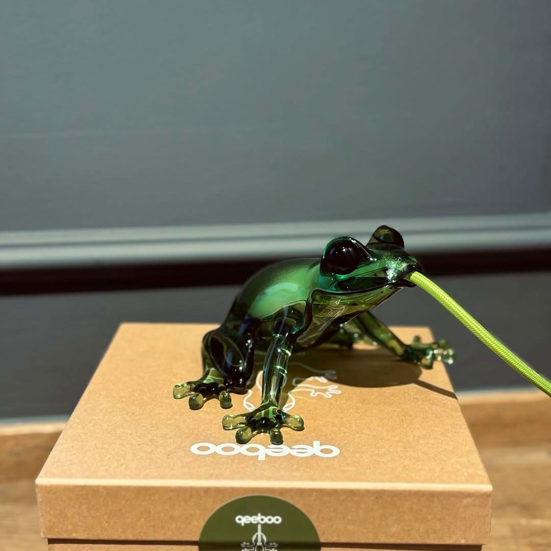 Qeeboo, lampada da tavolo/parete Hungry Frog Smeraldo con cavo