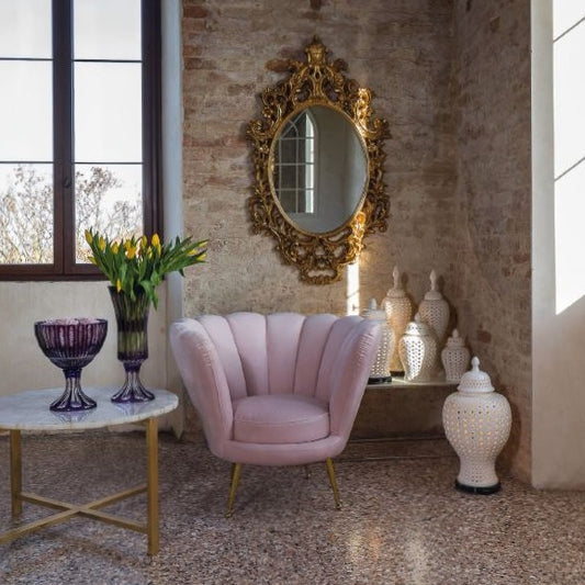 Abhika, poltrona Chloe in velluto rosa con piedini ottone, H79x93x83 cm