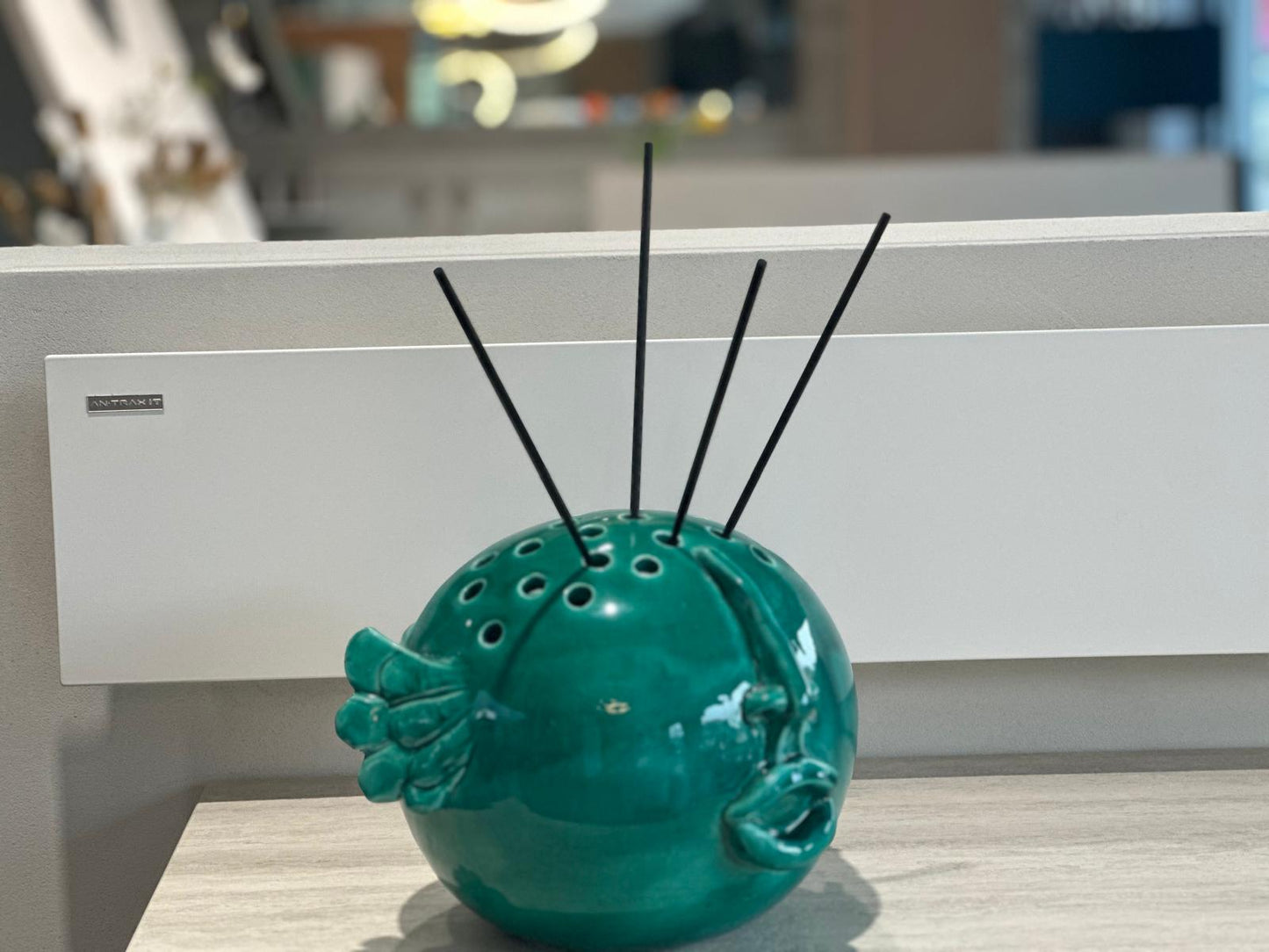 Patrizia Italiano, Vaso scultura angelo portafiori verde fatto a mano in ceramica