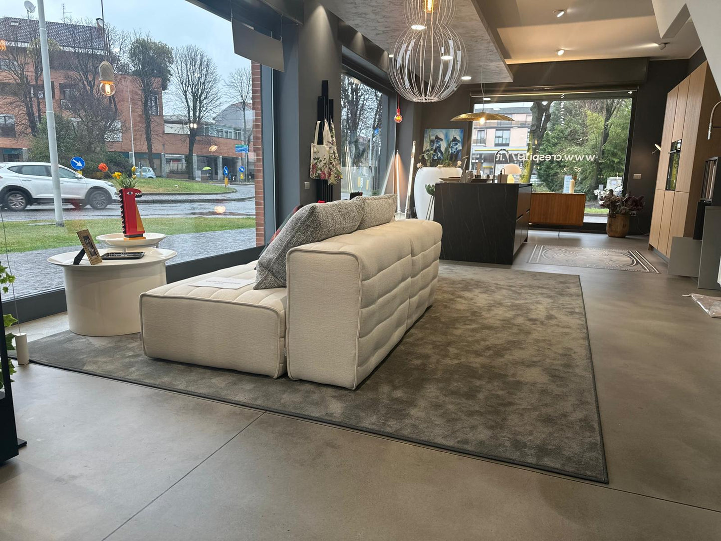 Gervasoni, divano modulare Samet con cuscini, tessuto sand bianco