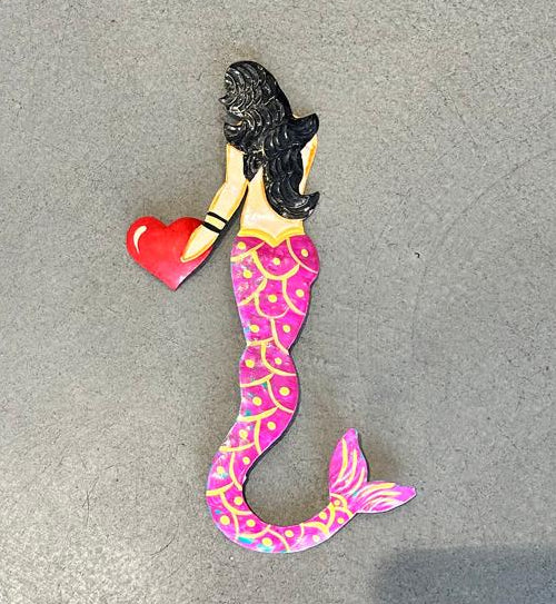 Pink Pampas, Sirena fucsia con cuore da parete artigianale messicana in latta