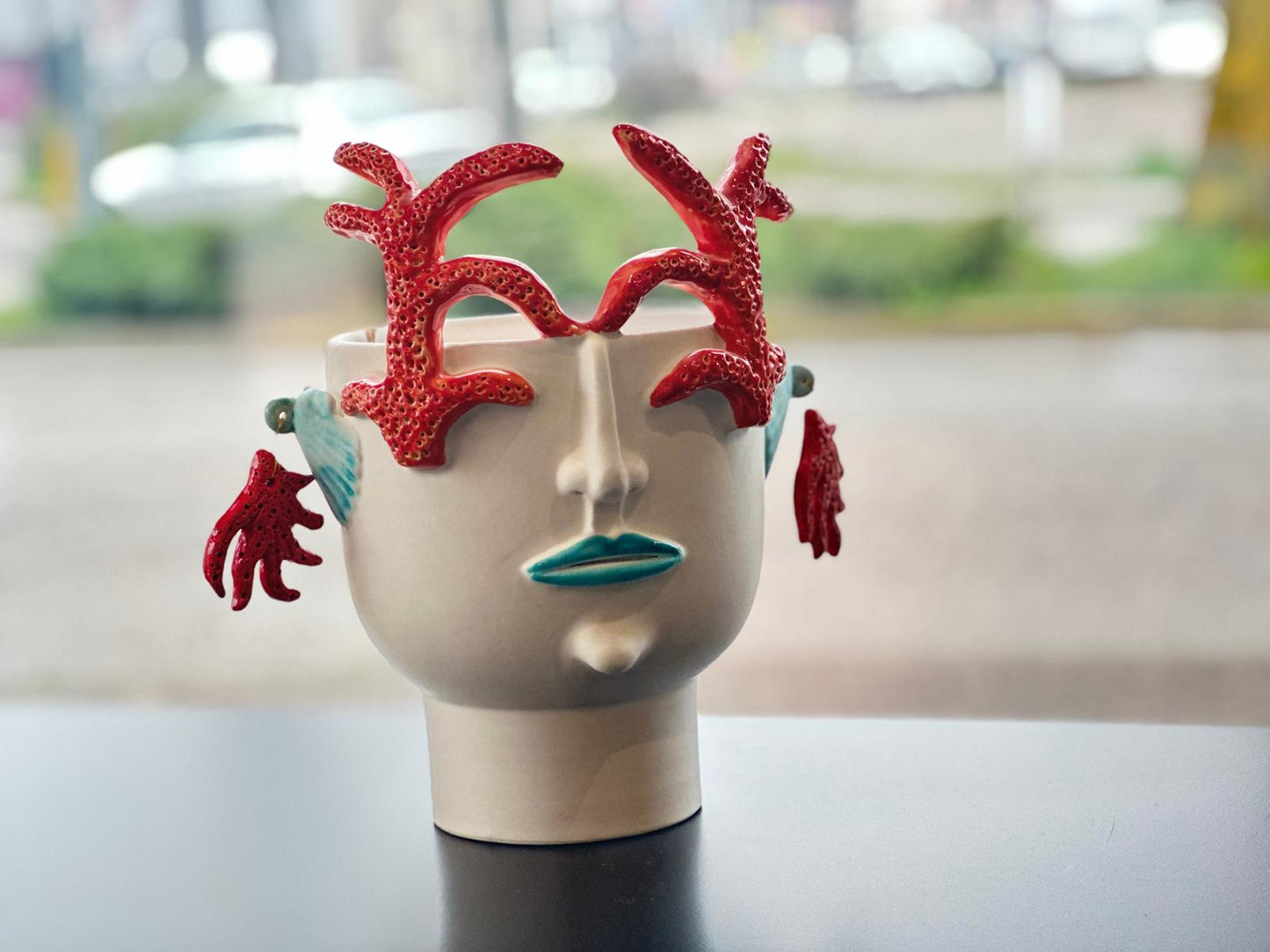 Patrizia Italiano, Vaso scultura siciliano LA CORALLINA CHE DIFENDE IL MARE fatto a mano in ceramica, medio