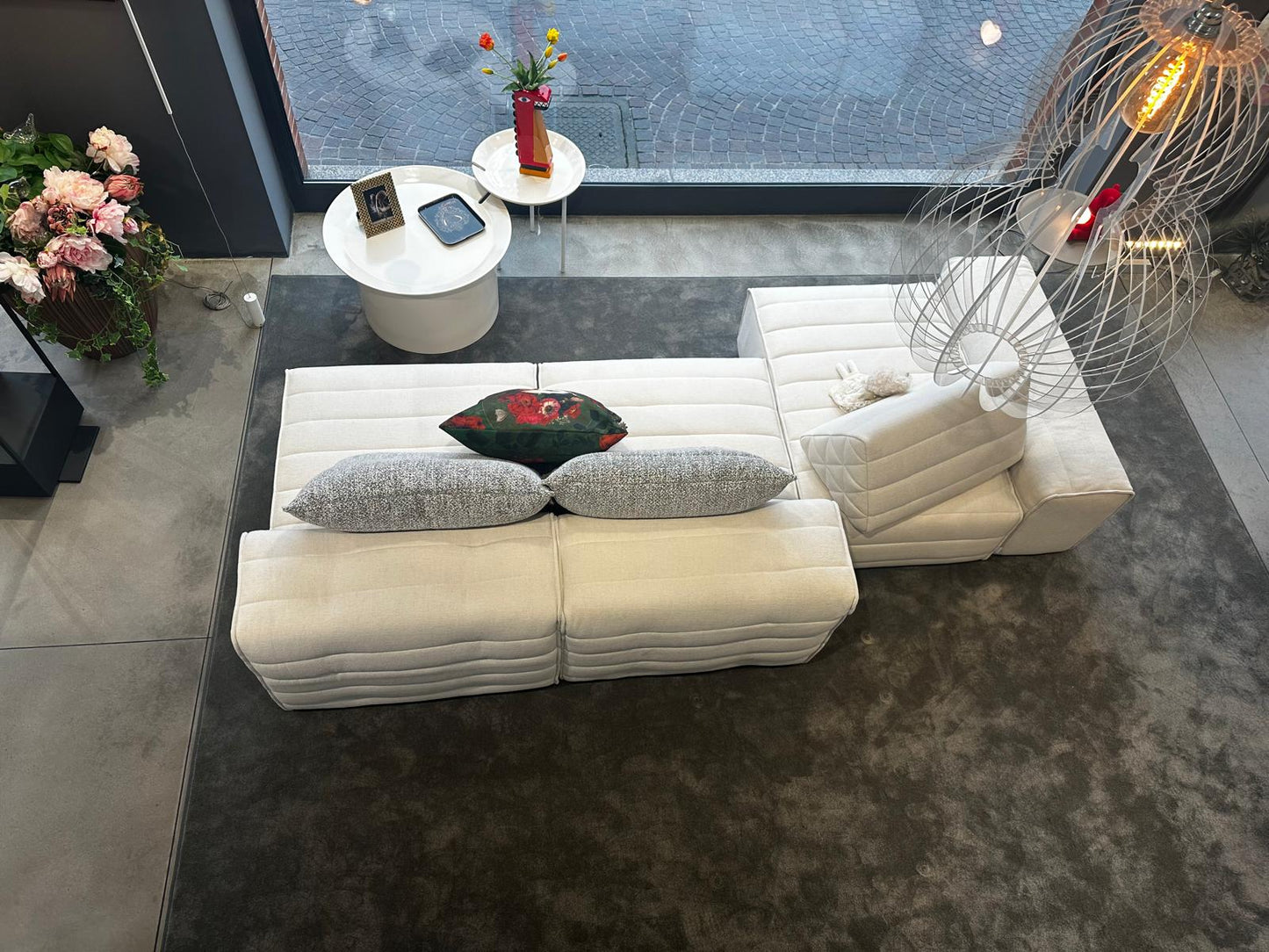 Gervasoni, divano modulare Samet con cuscini, tessuto sand bianco