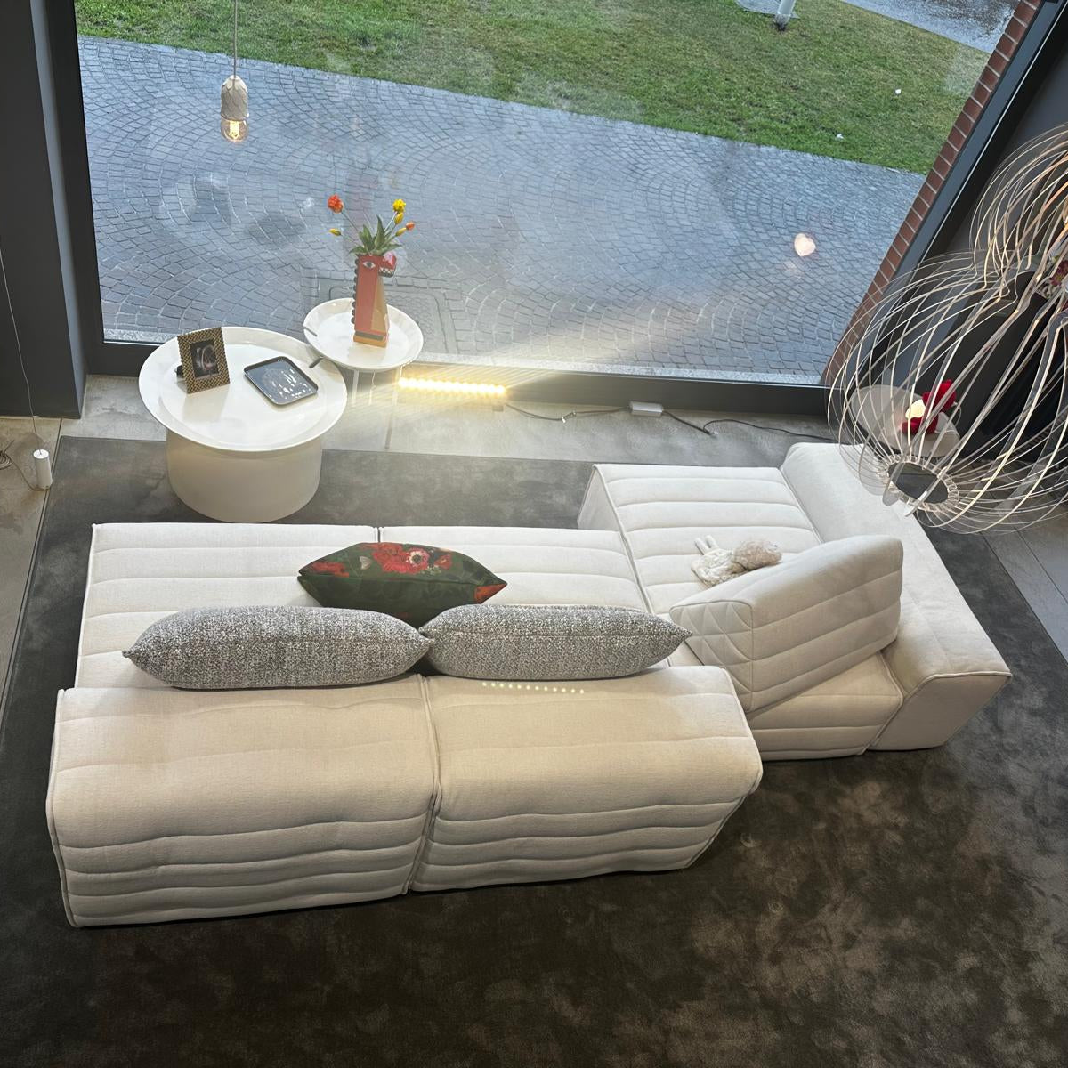 Gervasoni, divano modulare Samet con cuscini, tessuto sand bianco