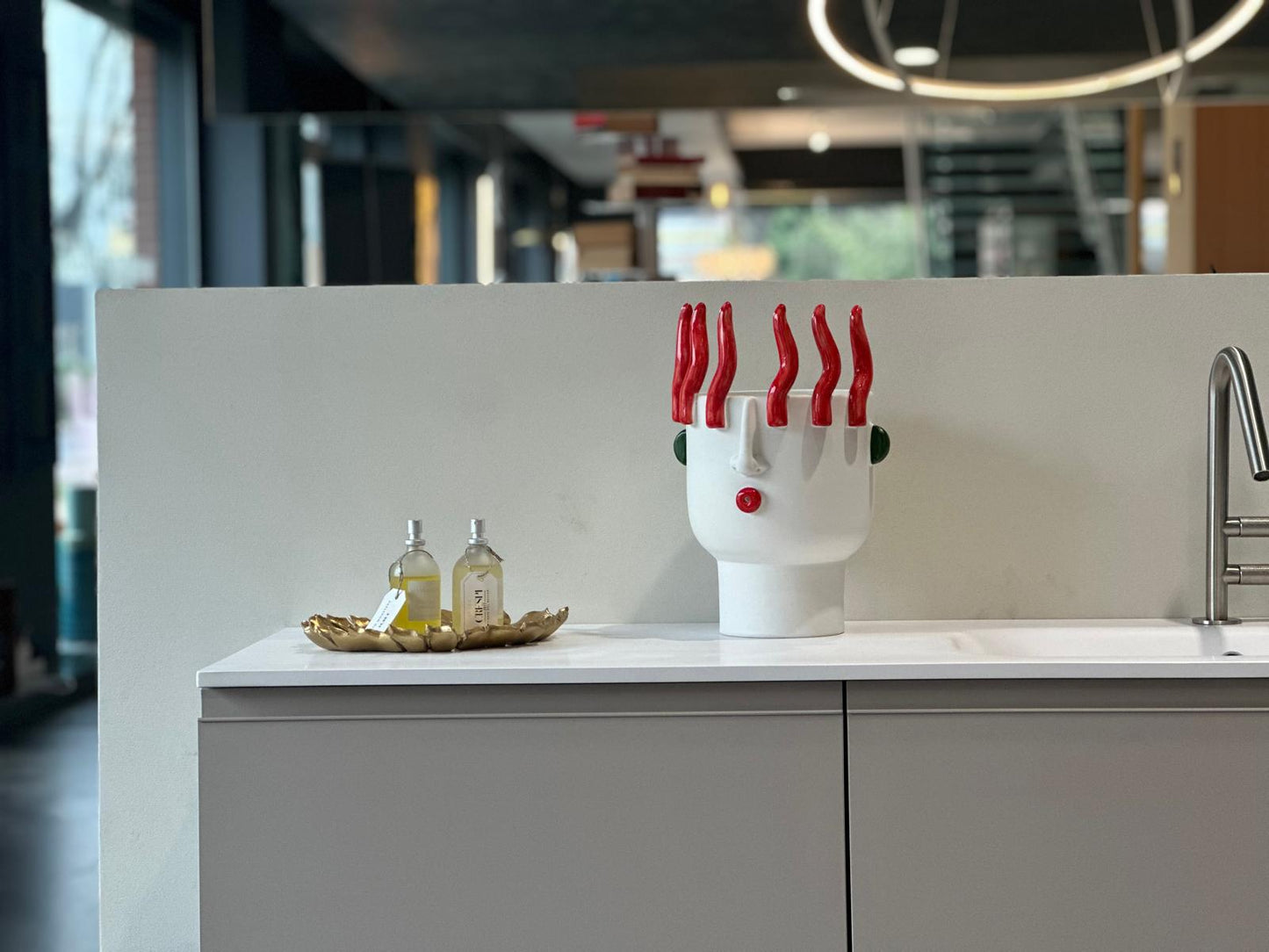 Patrizia Italiano, Vaso scultura siciliano TOTUCCIO con peperoncini fatto a mano in ceramica, medio