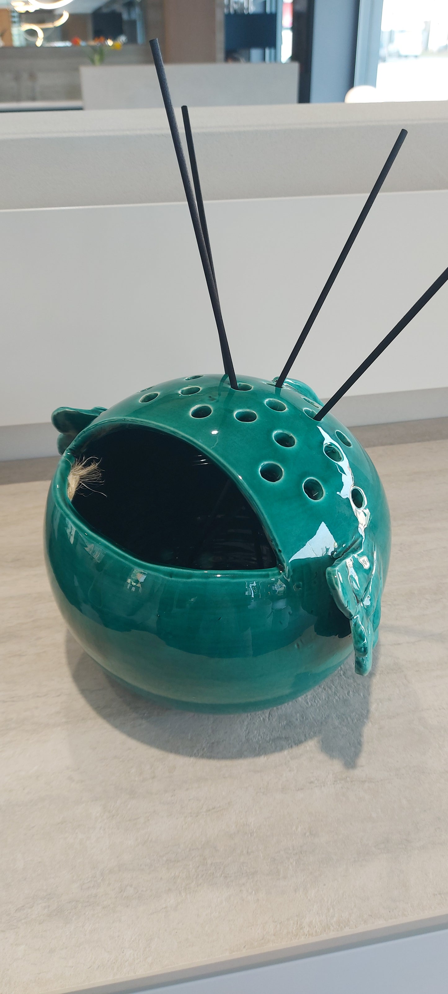 Patrizia Italiano, Vaso scultura angelo portafiori verde fatto a mano in ceramica