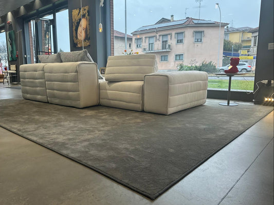 Gervasoni, divano modulare Samet con cuscini, tessuto sand bianco