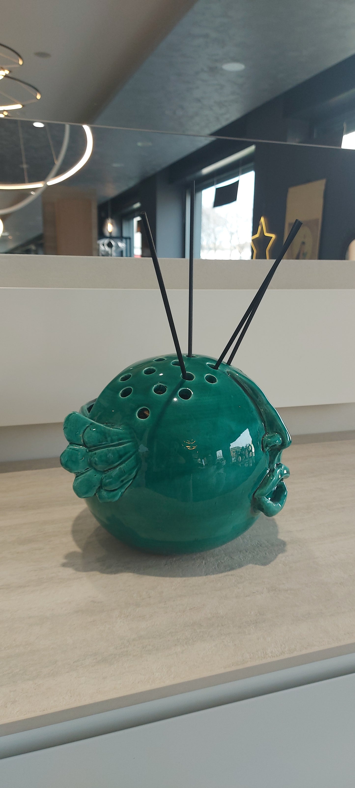 Patrizia Italiano, Vaso scultura angelo portafiori verde fatto a mano in ceramica
