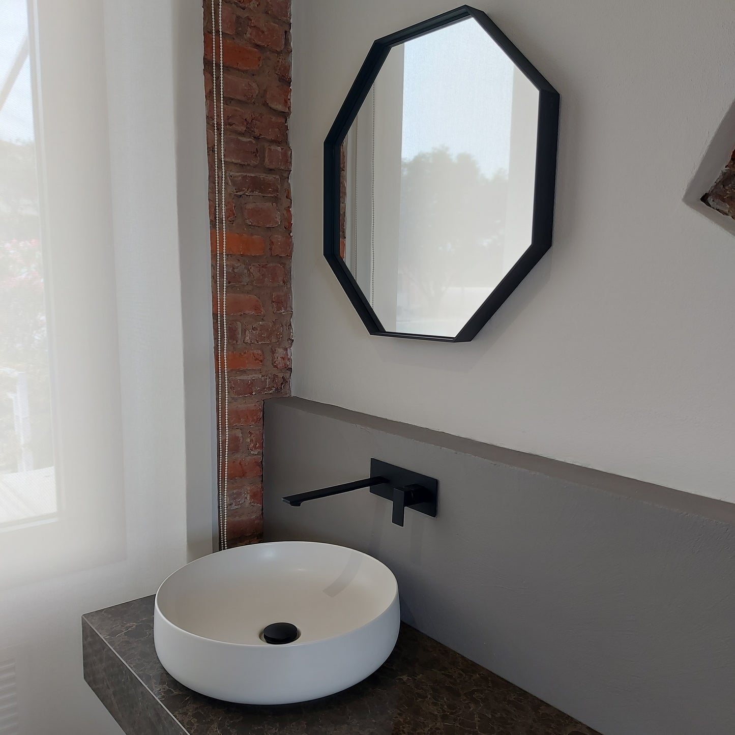 Ideagroup, mobile lavabo mod. Dolcevita con specchio, top scatolato gres Emperador lucido e cassetto rovere moro