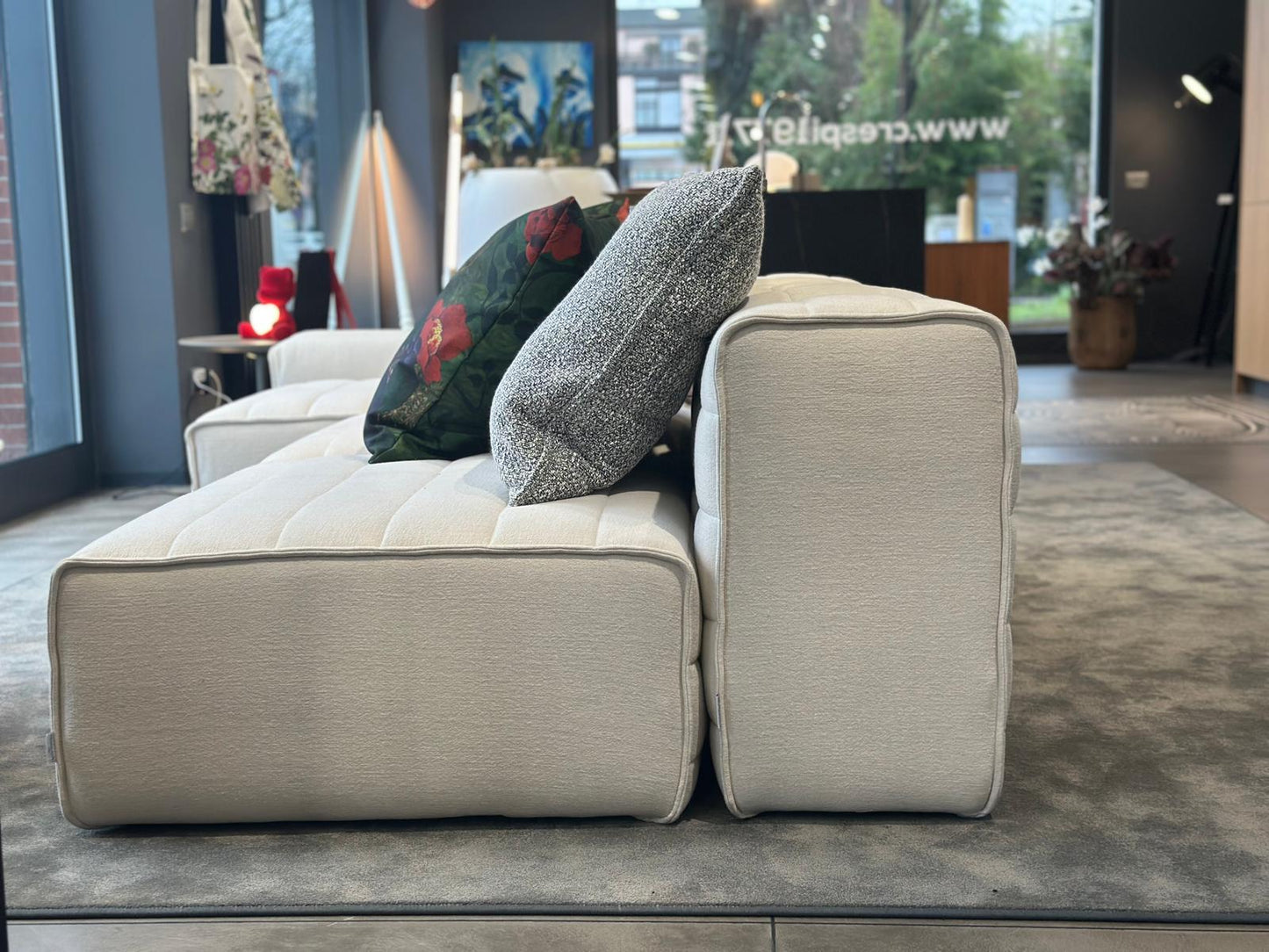 Gervasoni, divano modulare Samet con cuscini, tessuto sand bianco