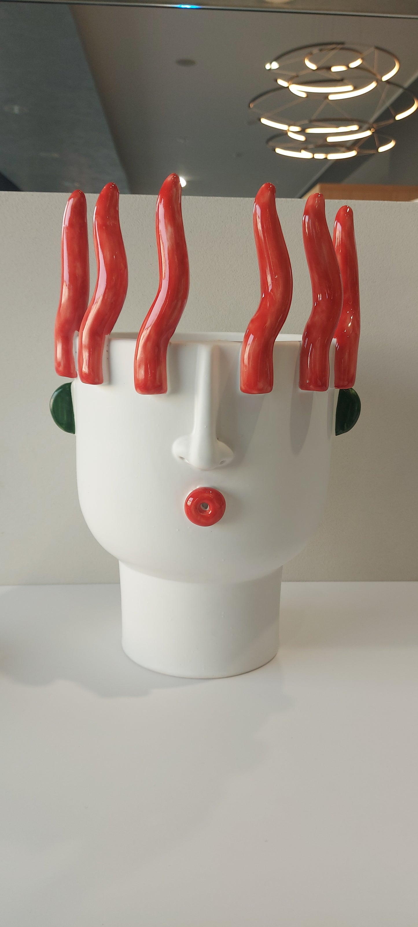 Patrizia Italiano, Vaso scultura siciliano TOTUCCIO con peperoncini fatto a mano in ceramica, medio