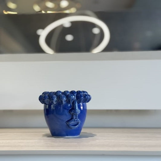 Patrizia Italiano, vaso con pigne e faccia blu fatto a mano in ceramica