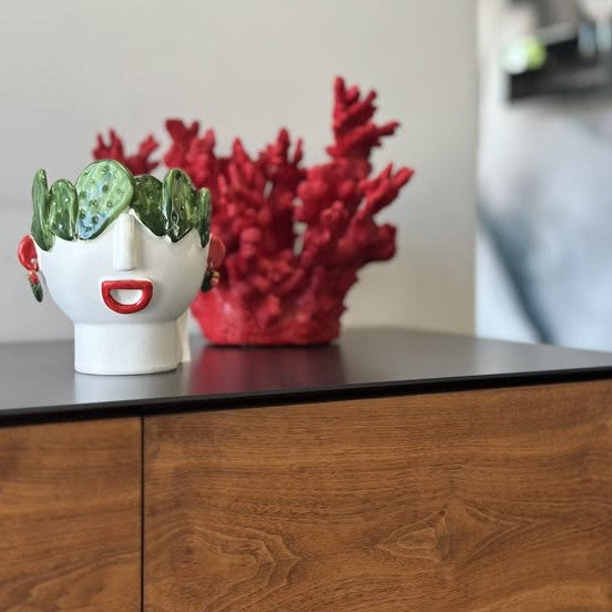 Patrizia Italiano, Vaso scultura siciliano testa la Carmelina Piccolina con orecchini fatto a mano in ceramica