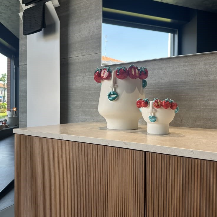 Patrizia Italiano, Vaso scultura siciliano testa Russidda la piccolina con pomodori fatto a mano in ceramica