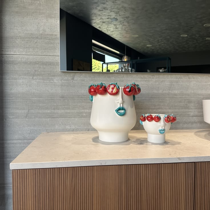 Patrizia Italiano, Vaso scultura siciliano testa Russidda la piccolina con pomodori fatto a mano in ceramica