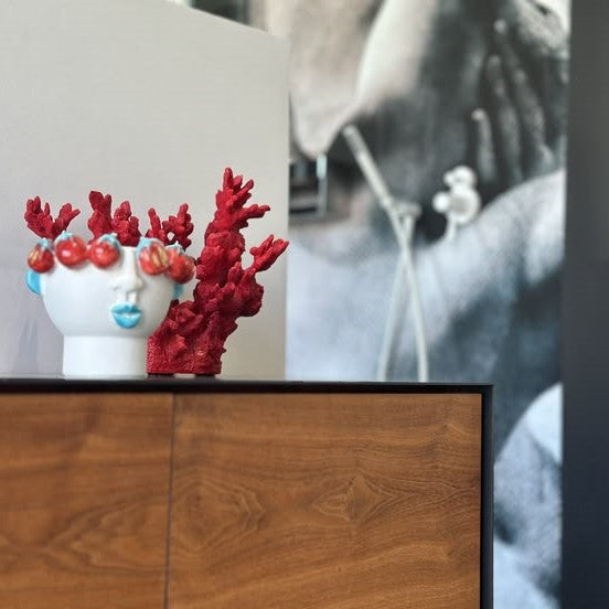 Patrizia Italiano, Vaso scultura siciliano testa Russidda la piccolina con pomodori fatto a mano in ceramica