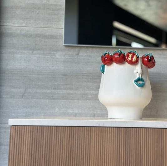 Patrizia Italiano, Vaso scultura siciliano testa Russidda con pomodori fatto a mano in ceramica, media