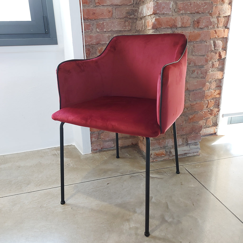 Enzo De Gasperi, set 2 sedie con braccioli imbottite in velluto bordeaux e gambe metallo nero, h77 x 52 x 54 cm