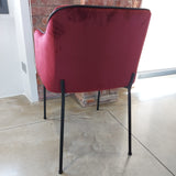 Enzo De Gasperi, set 2 sedie con braccioli imbottite in velluto bordeaux e gambe metallo nero, h77 x 52 x 54 cm