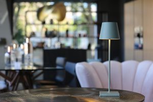 Zafferano, lampada Poldina PRO tavolo salvia con base ricarica wireless
