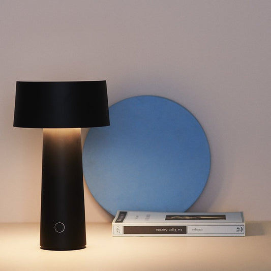 Vesta, lampada Mush nera con base ricaricabile wireless, designer Ludovica e Roberto Palomba