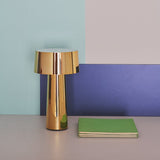 Vesta, lampada Mush oro con base ricaricabile wireless, designer Ludovica e Roberto Palomba