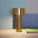 Vesta, lampada Mush oro con base ricaricabile wireless, designer Ludovica e Roberto Palomba