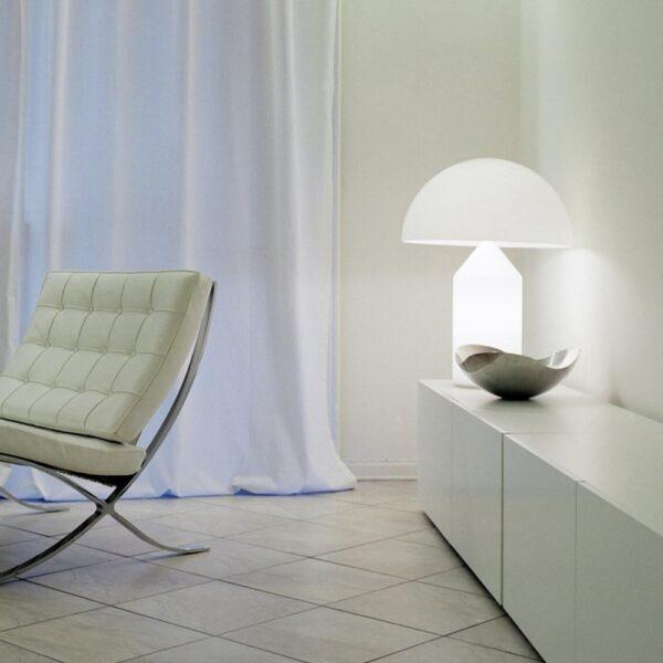 Oluce, Lampada da tavolo Atollo grande, bianco opale in vetro, diametro 50 cm