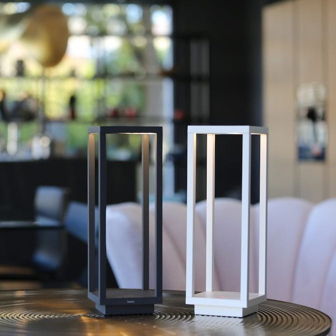 Zafferano, lampada Home PRO tavolo bianco opaco con base ricarica wireless